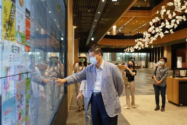 新竹縣長楊文科到台南總圖取經，體驗大型觸控螢幕做資料搜尋。（新竹縣政府提供／羅浚濱新竹傳真）   