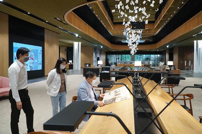 新竹縣長楊文科到台南總圖取經，體驗在寬敞舒適的閱覽空間看書報。（新竹縣政府提供／羅浚濱新竹傳真）