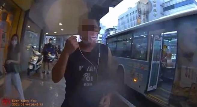 男子心情差持刀随意画破机车坐垫，新庄警火速拦公车逮人（翻摄照片／戴上容新北传真）