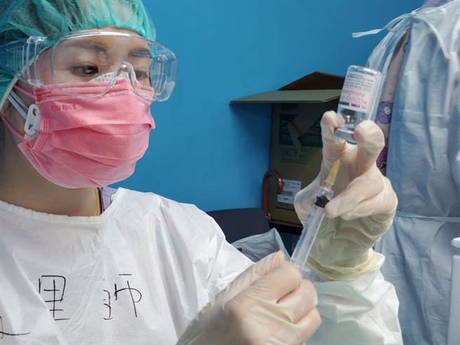 BNT疫苗必须稀释，即将进入校园施打的医疗院所戒慎恐惧，云林县卫生局日前已做完教育训练，必要时各乡镇市卫生所人员再从旁协助，图为示意图。（周丽兰摄）