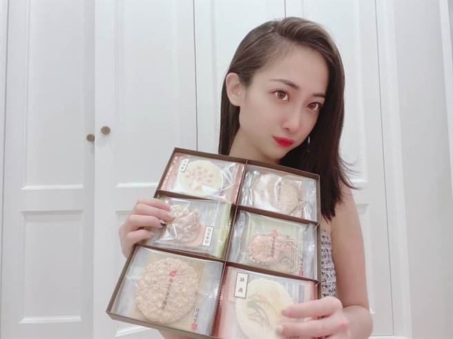 黎晏孜中秋收到日本友人寄來的「月見糰子」，讓她超感動。(戴志揚翻攝)