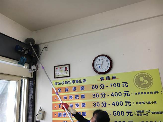 台中市劳工局推出环境清洁服务，提升视障按摩竞争力，台中执业的视障按摩师逾三分之一申请过清洁服务，累计提供1572小时服务。（台中市府提供／卢金足台中传真）