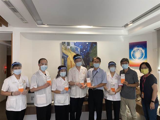 台中市府辅导按摩据点，统一提供新型冠状病毒快筛试剂，落实按摩师自主健康管理，打造安心按摩场所，让顾客放心来消费。（台中市府提供／卢金足台中传真）