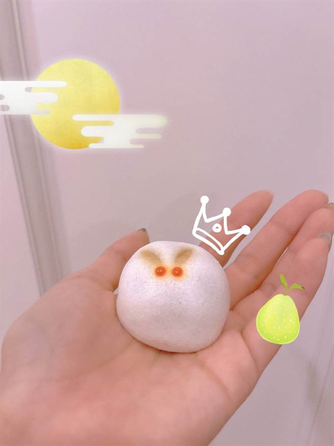 「月見糰子」在手，讓黎晏孜享受偽出國的氛圍。(戴志揚翻攝)