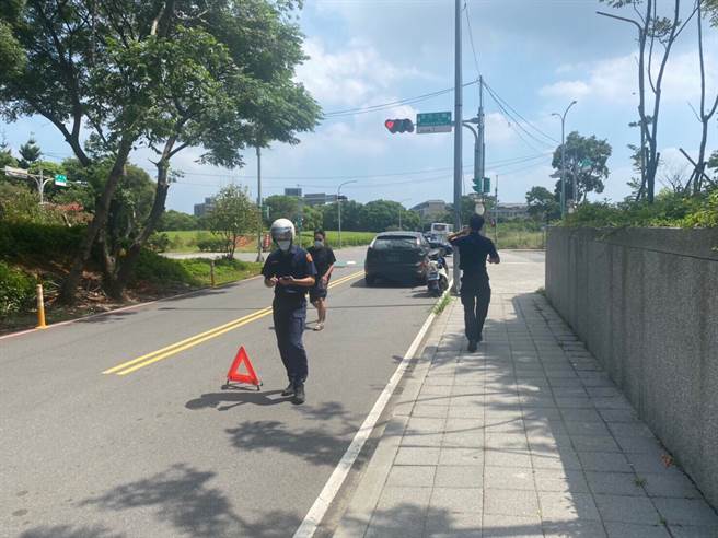 中秋連假自小客拋錨險阻通行，林口警烈陽下暖心推車超感人。(戴志揚翻攝)