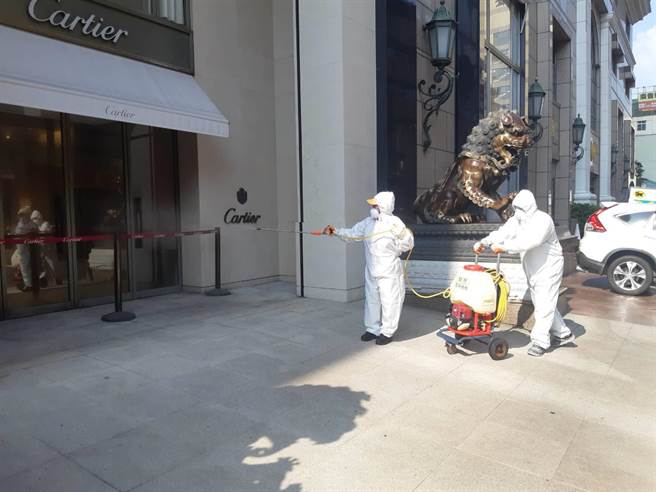 案16254为20多岁英国返台女性，足迹遍布5县市，16日曾投宿高雄汉来大饭店，隔天早上还在海港餐厅用餐，所幸相关接触者PCR全採阴。（高市环保局提供／袁庭尧高雄传真）