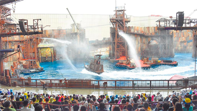 在中美關係的「逆風」下，北京環球影城於20日正式開園。圖為遊客欣賞未來水世界特技表演。（新華社）