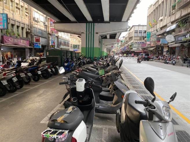 基隆市政府計畫在愛一路中正高架橋下設置二層樓鋼構機車停車場，但無廠商投標。（基隆市議員童子瑋提供／陳彩玲基隆傳真）