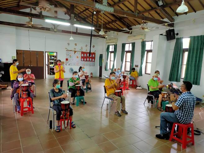 打造失智友善城，台中市失智共照中心及社区据点布建率成长三成。（台中市府提供／卢金足台中传真）