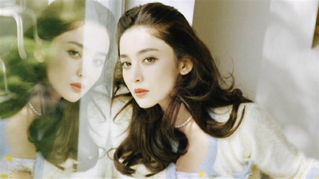 古力娜扎为庆祝中秋节，今日透过工作室在微博上晒出美照，吸引目光。（图／微博@娜扎工作室）