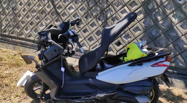 王姓男子今骑乘黄牌大型重机行经花莲寿丰乡台11线14.1K时，不明原因自撞路灯，由于他当时戴着俗称西瓜皮的半顶安全帽，疑似无法承受剧烈撞击，头部重伤送医不治。（民眾提供／罗亦晽花莲传真）