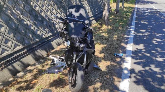 王姓男子今骑乘黄牌大型重机行经花莲寿丰乡台11线14.1K时，不明原因自撞路灯，由于他当时戴着俗称西瓜皮的半顶安全帽，疑似无法承受剧烈撞击，头部重伤送医不治。（民眾提供／罗亦晽花莲传真）