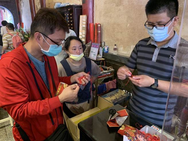 嘉義縣新港奉天宮今天舉辦「開臺媽祖契子女中秋回宮大團圓」，來自全台各地的契子女回宮參拜。（新港奉天宮提供／張亦惠嘉縣傳真）