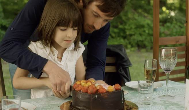 电影中男人与女孩读的故事书《大象与蝴蝶》，举重若轻的揭开父女关系。（辉洪提供）