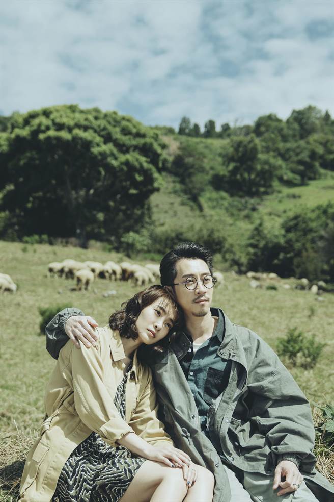 陈汉典和李亦捷在《2049》虚拟旅行。（瀚草影视提供） 