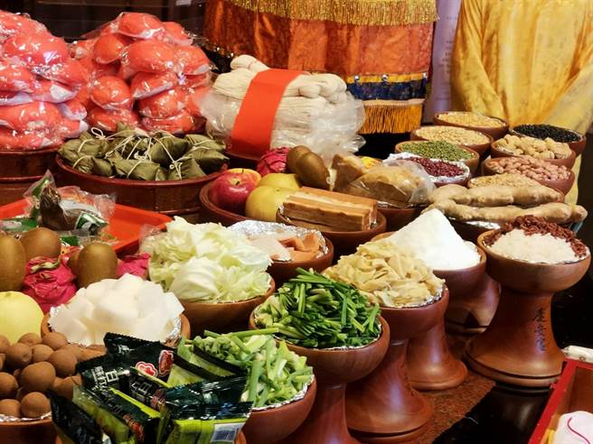 台南市善化庆安宫21日上午遵循古礼举办秋祭大典，以青葱、芹菜、姜、蒜及五谷祭品祭拜六文昌帝君。（读者提供／刘秀芬台南传真）