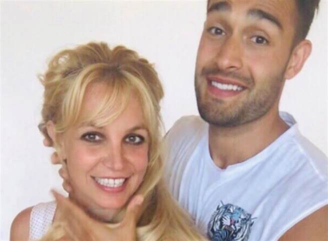 布兰妮和小鲜肉梅开三度。(图/翻摄自布兰妮IG)