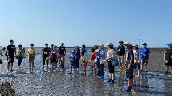 为了重振彰化县海滨风光，带动观光商机，彰化县经绿处推出一系列夏日追海风滨海小旅行一日游程，并结合滨海6乡镇上百家合作店家办理「彰化海风振兴购物节」，图为参与滨海小旅行的游客探访福宝湿地。（县府提供／谢琼云彰化传真）