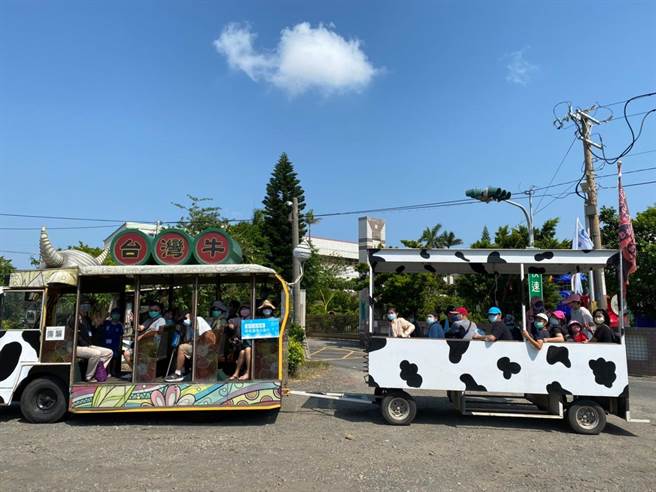 了重振彰化县海滨风光，带动观光商机，彰化县经绿处推出一系列夏日追海风滨海小旅行一日游程，并结合滨海6乡镇上百家合作店家办理「彰化海风振兴购物节」，图为参与滨海小旅行的游客探访福宝社区乳牛彩绘村。（县府提供／谢琼云彰化传真）