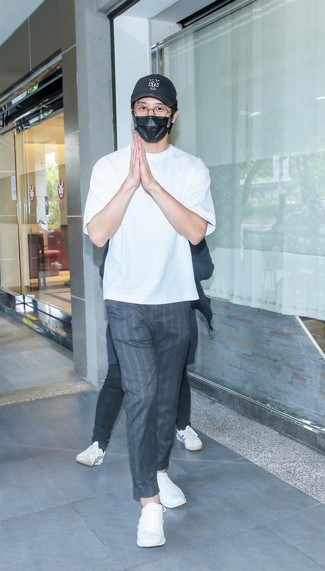 胡宇威二度到龍劭華靈堂致意。（羅永銘攝）