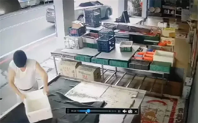 宜兰一名鱼贩发现摆在摊位上的保丽龙空箱被开着凌志轿车的男子窃走，气得公布监视器画面。（翻摄脸书社团《宜兰知识＋》）