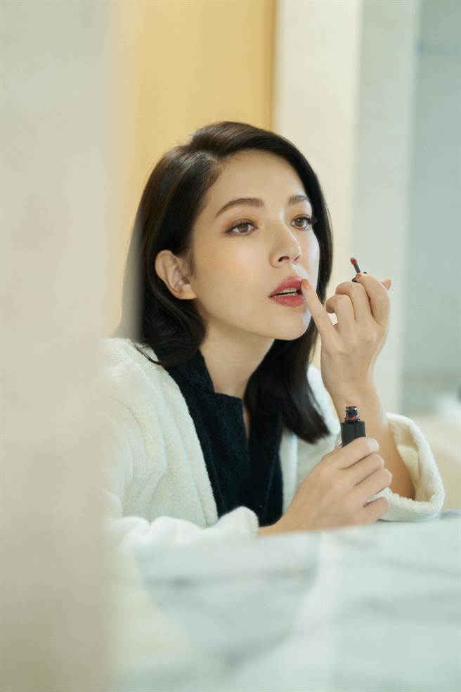 许玮宁穿着香奈儿 2021 COCO BEACH系列香奈儿COCO BEACH系列双色毛巾布浴衣。（香奈儿提供）