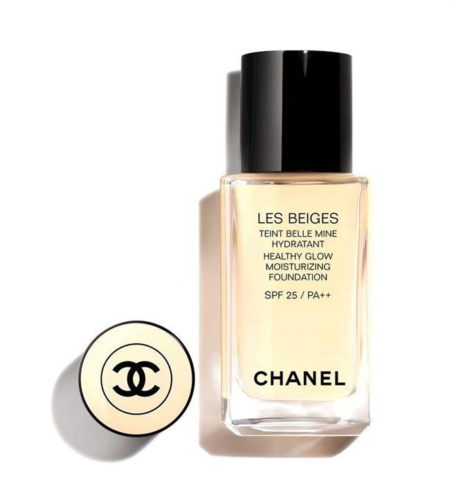香奈儿恒润裸光水慕丝粉底 SPF25PA＋＋ BD01，2350元。（香奈儿提供）