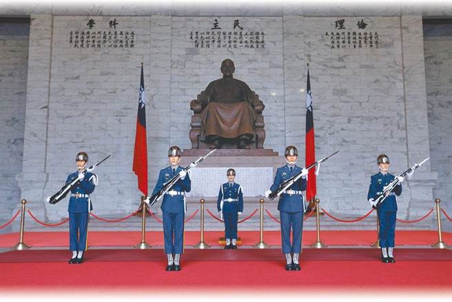 促轉會擬將中正紀念堂轉型為「反省威權歷史公園」，並計畫將蔣中正銅像移除。圖為中正紀念堂衛兵交接。（資料照）
