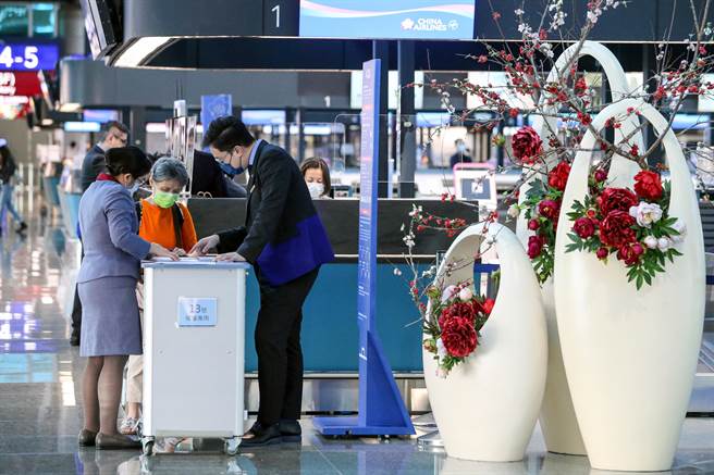 华盛顿邮报报导，白宫新冠疫情协调官齐安兹（Jeff Zients）20日宣布，美国将自11月初开始，要求入境美国的外国旅客提供接种证明、病毒检测阴性证明和接触者追踪相关讯息，这三种措施将一体适用全球旅客，赴美旅客表示，完整接种国际认可疫苗才能入境，这应该会是各国迟早的政策。图为桃园机场出境旅客。（陈麒全摄）