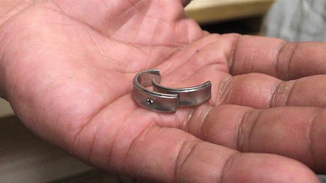 张男手部遭钢制戒指套牢长达4天，消防队员协助摘除。（陈彩玲摄）