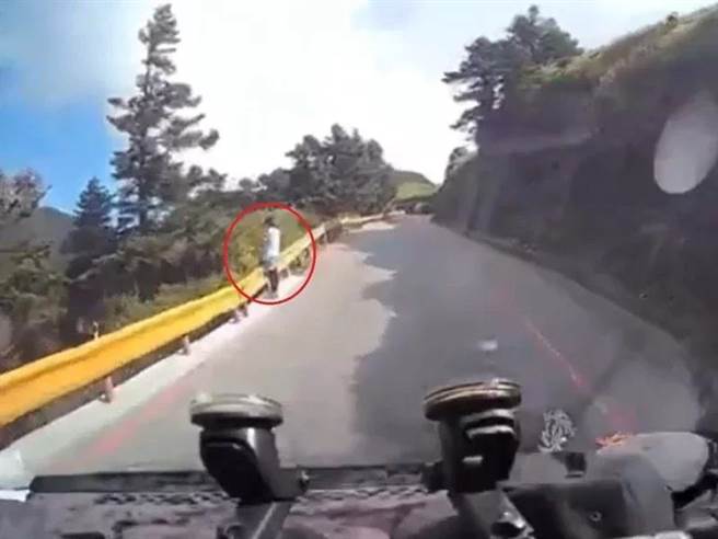 妇人与女儿当时沿台14甲线步行，途中停下来扶着路旁护栏，手疑似没抓好，整个人重心偏移、摔落边坡。（摘自爆料公社）