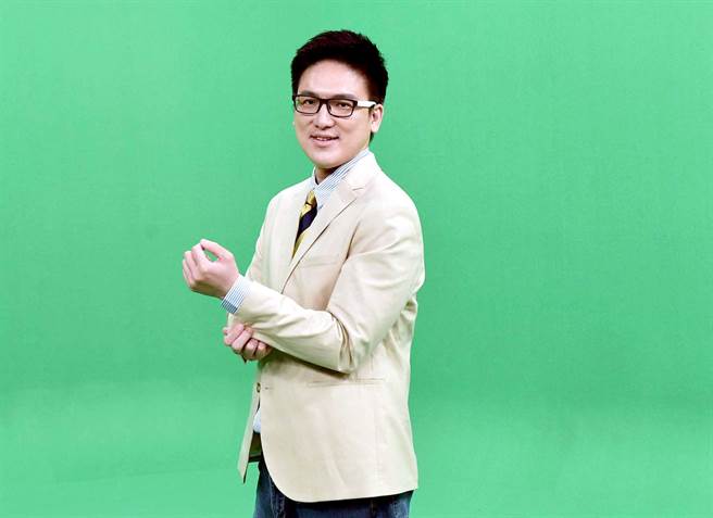 徐嶔煌擔任《嶔點話題》主持人。（華視提供）