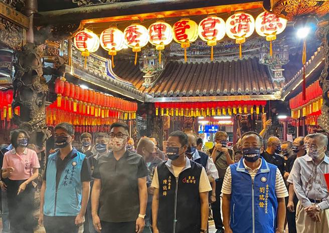 国民党主席候选人江启臣（左三）中秋夜回防台中丰原参拜慈济宫，前总统府资政廖了以（右一）、市议员张瀞分、陈本添（左二）等陪同。（王文吉摄）