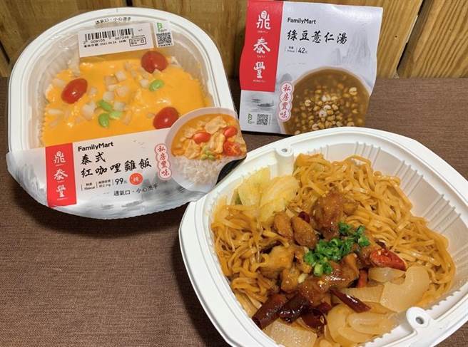 全家泰式紅咖哩雞飯99元（左）、宮保雞丁炒麵89元（右）、綠豆薏仁湯42元（上）。（全家提供）