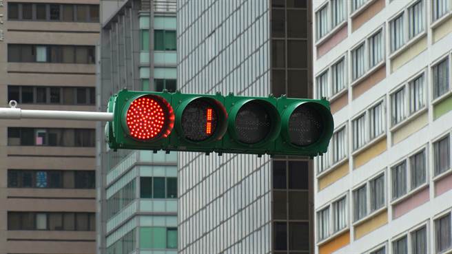 一名男子开车行经闪黄灯路口未减速，不小心撞死一名路人。（示意图／Shutterstock）