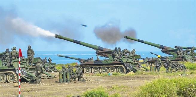 图为汉光37号实兵演练日前在屏东车城满丰渔场，实施反登陆火炮射击。（资料照）
