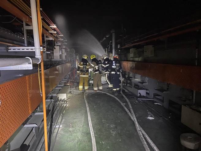 高雄市燕巢区安林路一家螺丝工厂晚间发生火警，消防人员获报前往抢救，由于是焠火油油槽现场燃烧，火势燃烧半小时后才获控制，晚间10时37分火势扑灭，所幸无人受困受伤。(高雄市消防局提供／林雅惠传真)
