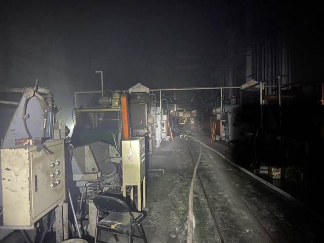 高雄市燕巢区安林路一家螺丝工厂晚间发生火警，消防人员获报前往抢救，由于是焠火油油槽现场燃烧，火势燃烧半小时后才获控制，晚间10时37分火势扑灭，所幸无人受困受伤。(高雄市消防局提供／林雅惠传真)