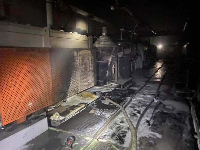 高雄市燕巢区安林路一家螺丝工厂晚间发生火警，消防人员获报前往抢救，由于是焠火油油槽现场燃烧，火势燃烧半小时后才获控制，晚间10时37分火势扑灭，所幸无人受困受伤。(高雄市消防局提供／林雅惠传真)