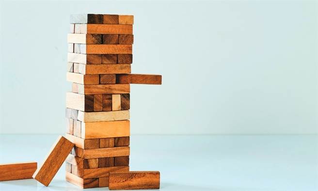 数字看健康／背痛、手脚痲，超过 75 万人椎间盘失灵。(示意图/Shutterstock)