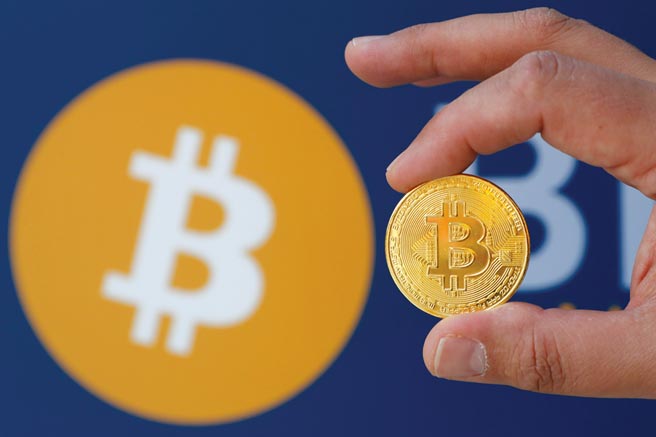 美国政府拟强化监管稳定币，加上恒大风暴造成欧美市场重挫，导致比特币周一跌破4.5万美元。图／路透