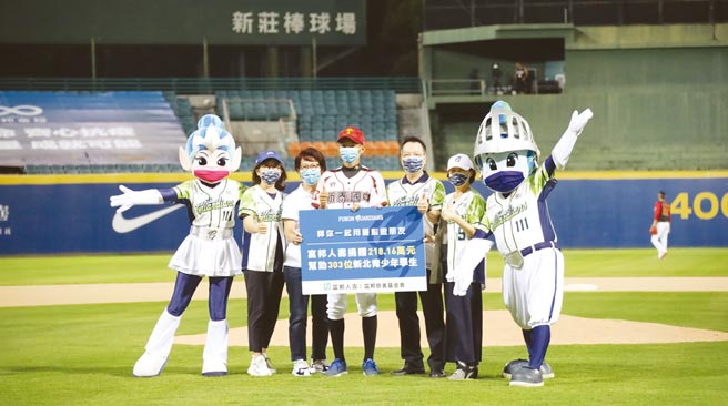 富邦人寿捐助新臺币218.16万元，做为新北地区303位弱势学子一年助学金，由富邦人寿经营企划处执行副总经理陈世岳（右三）代表捐赠。图／富邦人寿提供