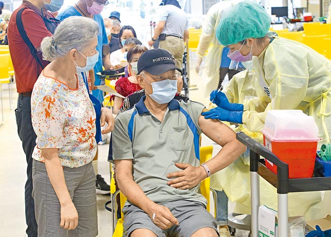 国内仍有200万人苦等不到第2剂莫德纳，台大公卫教授詹长权认为，应该利用BNT疫苗供货稳定，将BNT疫苗作为混打首选，以加速两剂疫苗覆盖率，才有足够保护力。图为长者接受疫苗施打。（陈君玮摄）