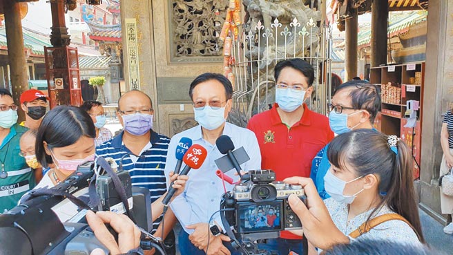 国民党主席候选人卓伯源20日回到故乡彰化争取基层选票，首站来到南瑶宫参香拜票。