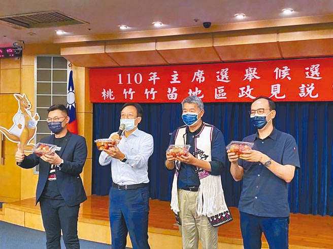 卓伯源在政见会上，特别准备了四盒莲雾送给其他三位候选人，挺莲雾、挺农民。并邀请其他三位候选人以及与会人士呼口号，吃莲雾、爱台湾，挺农民、爱台湾。