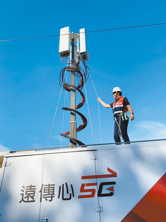 iPhone13开卖前夕，电信双雄再度出招，中华电、远传相继将5G的799资费，超量后从轻速吃到饱拉高到「疾速」吃到饱。（远传电信提供）