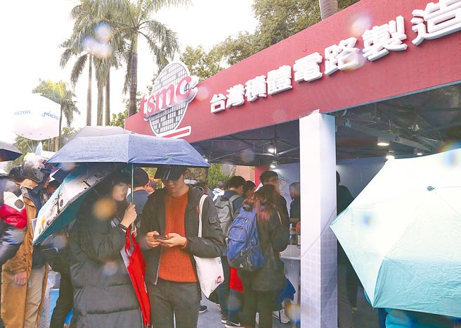 我國「隱藏性失業」於7月升至17.2萬人，創下金融海嘯之後、最近11年新高。圖為校園徵才企業博覽會。（本報資料照片）