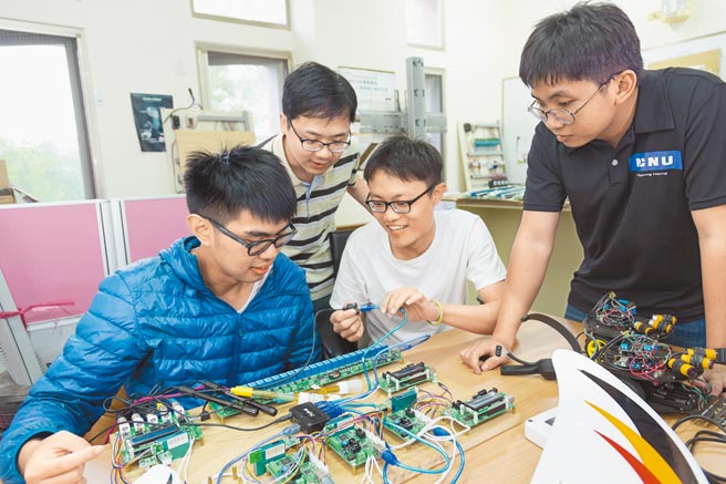 2020年，我国公立、私立大学一年的学杂费分别为1899美元、3555美元，其中公立大学学杂费只有日本、美国、英国的1/6到1/4，不过比法国201美元（2018年）、德国346美元（2020年）高。图为南投县暨南大学学生研究创作能力，获科技部肯定。（暨大提供／廖志晃南投传真）