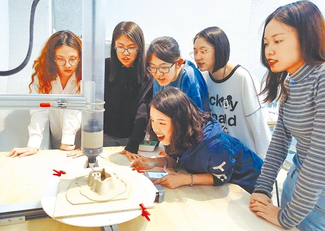 高教工会表示，他们曾经做过100个国家的调查，台湾的学杂费排在第20名，算是比较贵的；大学校长表示，台湾的学杂费真的超便宜，但要涨学杂费面临很多困难。图为华梵大学学生在百工学堂学习陶瓷3D列印。（华梵大学提供／叶书宏新北传真）