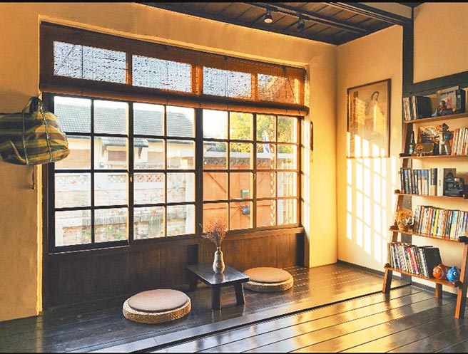 阳光洒进和式房间，黄埔新村民宿幽静舒适的环境洗涤旅人心灵。（高巿府提供）